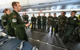 Une équipe de personnel soignant de l'armée reçoit les dernières consignes avant le décollage d'un Airbus A330 depuis la base militaire d'Istres (sud), pour Mulhouse (est), le 31 mars 2020  