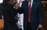 Donald Trump et Omarosa Manigault discutent lors de la fête de Halloween à la Maison Blanche le 30 octobre 2017
