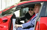 Le président américain Donald Trump et l'entrepreneur Elon Musk essayent la Tesla fraîchement acquise par le républicain, le 11 mars 2025 à la Maison Blanche