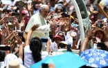 Le pape François salue les fidèles depuis sa papamobile à Puerto Maldonado (Pérou), le 19 janvier 2018