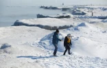 Des promeneurs sur les berges gelées du lac Michigan où les températures sont tombées à -29°C, le 30 janvier 2019 à Chicago