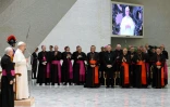 Photo diffusée par les médias du Vatican, le 24 mai 2025, du pape Léon XIV s'adressant aux membres de la Curie romaine et aux employés du Vatican à la salle d'audience Paul VI, au Vatican