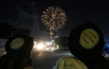Des combattants talibans allument des feux d'artifice dans le ciel de Kaboul (Afghanistan) pour le 1er anniversaire de la fin de la guerre avec les Etats-Unis, le 30 août 2022