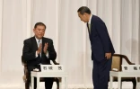 Le secrétaire général du gouvernement Yoshihide Suga (d) avant sa conférence de presse devant l'ancien ministre de la Défense Shigeru Ishiba (g), le 8 septembre 2020 à Tokyo