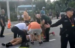 Image tirée d'une vidéo diffusée par @pinto_spears montrant des policiers et secouristes assistant deux personnes au sol, heurtées par une camionnette lors d'une gay pride, le 19 juin 2021 à Wilton Manors, prÚs de Fort Lauderdale, en Floride