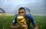 L'attaquant des Bleus Kylian Mbappé embrasse la Coupe du Monde, le 15 juillet 2018 à Moscou