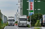 Des camions arrivent à une aire de repos utilisée par les conducteurs de longue distance dans une zone industrielle de Kawasaki, le 4 septembre 2024 au Japon