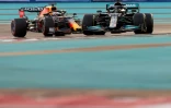 La Red Bull de Max Verstappen dans les rétroviseurs de Lewis Hamilton (Mercedes) sur le circuit de Yas Marina à Abou Dhabi, le 12 décembre 2021