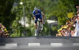 Julian Alaphilippe lancé vers sa victoire dans 3e étape du Tour de France à Epernay, le 8 juillet 2019