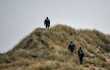 Des policiers patrouillent sur les dunes pour empêcher le passage de migrants à Wimereux, dans le nord de la France, le 20 décembre 2021