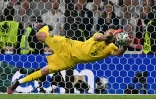 Gianluigi Donnarumma arrête un tir au but contre l'Angleterre en finale de l'Euro, le 11 juillet 2021 au stade de Wembley à Londres   