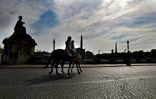Deux policiers Ă cheval, place de la Concorde Ă Paris, le 21 avril 2020