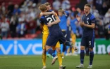 Le gardien finlandais Lucas Hradecky enlace l'attaquant Joel Pohjanpalo après la victoire sur le Danemark à l'Euro le 12 juin 2021