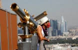 Un touriste à la Tour Eiffel le 25 juin 2020