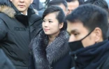 Hyon Song-Wol (C), leader d'un groupe de pop entièrement féminin très populaire en Corée du Nord, à Séoul le 21 janvier 2018 lors de visite d'une délégation nord-coréenne pour préparer les manifestations culturelles des JO d'hiver