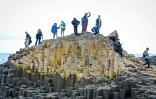 Des touristes visitent la Chaussée des Géants, site naturel près de Bushmills en Irlande du Nord, le 8 juillet 2025
