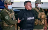 L'ex-chef de l'armée bolivienne, le général Juan Jose Zuniga (C), est escorté par des policiers après son arrestation, à La Paz, le 26 juin 2024