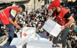 Des représentants du Croissant-Rouge syrien distribuent de l'aide alimentaire à Deir Ezzor, en Syrie, le 9 septembre 2017