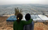 Des enfants sur une colline surplombant le camp pour déplacés syriens d'Atmé, dans la province d'Idleb, dans le nord-ouest de la Syrie, le 5 février 2025