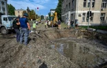 Un cratère formé par un bombardement à Kharkiv (nord-ouest de l'Ukraine), le 16 août 2022