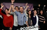 Pablo Iglesias (C) célèbre le score de Podemos aux légisatives le 20 décembre 2015 à Madrid 