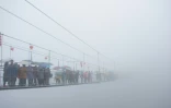 Des visiteurs sur le premier pont suspendu en verre de Chine, le 6 octobre 2015 dans les montagnes de Shinuizhai (centre)