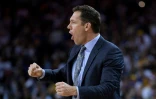 Luke Walton, l'entraîneur des Los Angeles Lakers, donne des instructions lors du match NBA contre les Golden State Warriors, le 25 décembre 2018 à Oakland