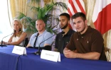 Deux militaires américains en vacances en Europe, Spencer Stone (g) et Alek Skarlatos (d), ont neutralisé un homme qui se préparait à ouvrir le feu avec un fusil mitrailleur dans un train Thalys entre Amsterdam et Paris le 21 août 2015