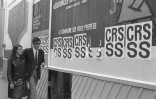 Des affiches proclamant "CRS SS" dans une rue de Paris en mai 1968