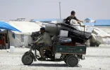 Un déplacé syrien, qui a fui la campagne entourant le bastion du groupe de l'État islamique (IS) de Raqa, conduit son tuktuk dans un camp temporaire dans le village d'Ain Issa le 4 juillet 2017