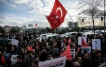 Des manifestants devant le siège du grand quotidien d'opposition Zaman, que la justice a placé sous tutelle, le 4 mars 2016 à Istanbul