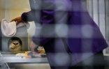 Une employée du refuge Mayhew s'occupe du chat Sweety Pie, le 3 avril 2025 à Londres