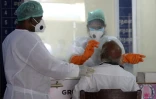 Un homme se fait tester au coronavirus, le 26 juin 2020 à Chennai, en Inde