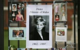 Des photos de la princesse Diana accrochées aux grilles du Palais de Kensington, le 29 août 2017 à Londres, à la veille du 20e anniversaire de sa mort