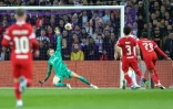 Le gardien de Liverpool Caoimhin Kelleher battu sur la frappe de l'attaquant de Toulouse Aron Donnum, en Ligue Europa, le 9 novembre 2023 au Stadium