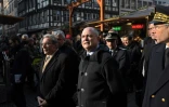 Le ministre de l'Intérieur Bruno Le Roux (C) accompagné du maire Roland Ries (G) le 20 décembre 2016 sur la marché de Noël à Strasbourg