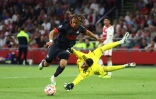Le milieu de terrain Xavi Simons du PSV Eindhoven et le gardien de but Jay Gorter de l'Ajax Amsterdam lors de la Supercoupe des Pays-Bas à la Johan Cruyff Arena d'Amsterdam, le 30 juillet 2022