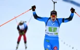 La Française Julia Simon laisse éclater sa joie après avoir remporté l'épreuve du relais mixte simple (avec Antonin Guigonnat) aux Championnats du monde de biathlon, le 18 février 2021 à Pokljuka (Slovénie)