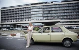 Jovana Stojiljkovic, une des dirigeantes du tour-opérateur Yugotour, devant l'hôtel Jugoslavija, le 25 mai 2018 à Belgrade
