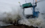 Un quai à moitié submergé dans la province de Surat Thani, dans le sud de la Thaïlande, à l'arrivée de la tempête tropicale Pabuk, le 4 janvier 2019