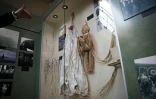 Une réplique des mannequins "parachutistes" en toile de jute, appelés "Rupert", largués pour créer une diversion parmi les troupes allemandes pendant la seconde guerre mondiale (WWII), exposée au mémorial Pégasus, le 1er juin 2023 à Bénouville, dans le Calvados