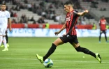 Le défenseur algérien de Nice Youcef Atal marque contre Dijon, le 21 septembre 2019 à Nice