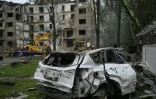 Des sauveteurs déblayent des débris au lendemain d'une frappe de missile russe qui a fait dix morts et éventré un immeuble résidentiel à Kiev, le 24 juin 2025 en Ukraine