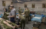 Des soldats ukrainiens blessés sont pris en charge dans un dispensaire de soins d'urgence près de la ville de Tchassiv Iar, dans la région de Donetsk, en Ukraine, le 3 avril 2024