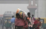 Des passants dans une rue de New Delhi en plein pic de pollution, le 4 novembre 2019