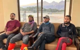 Photographie distribuée par le Club alpin du Pakistan et prise le 31 juillet 2026 montre des sauveteurs alpinistes avant leur départ de la base aérienne de Skardu, dans le nord du Pakistan, pour une mission de recherche du grimpeur népalais Nirmal Purja porté disparu avec de neuf autres alpinistes après une avalanche