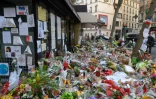 Fleurs et bougies devant le café La Belle Equipe le 18 novembre 2015 rue de Charonne à Paris