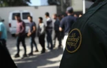 Des immigrants sans papiers quittent un tribunal américain, menottés, le 11 juin 2018 à McAllen au Texas   