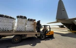 Chargement d'aide humanitaire destinée à Gaza à bord d'un Hercules C-130 émirati, sur la base aérienne de Zarqa, en Jordanie, le 30 juillet 2025. Photo prise pendant une visite organisée par l'armée jordanienne