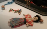 Une poupée exposée au Victoria & Albert Museum de Londres dans le cadre d'une exposition consacrée à FRida Kahlo à Londres, le 13 juin 2018